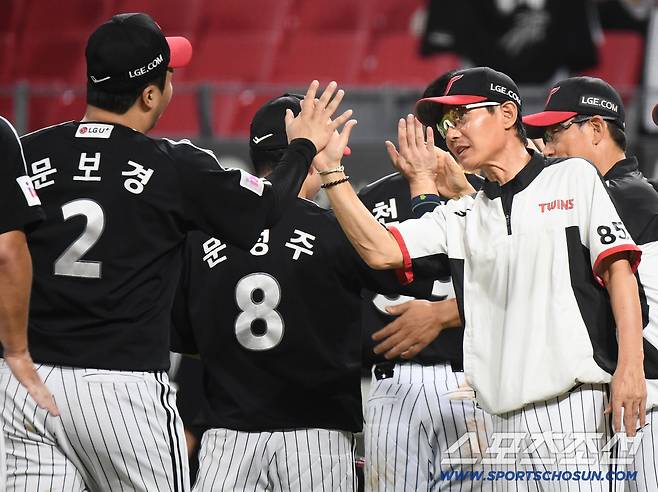22일 광주 기아 챔피언스필드에서 열린 LG-KIA전. LG가 9대7의 극적인 역전승을 거뒀다. 염경엽 감독이 문보경과 하이파이브하고 있다. 광주=정재근 기자 cjg@sportschosun.com/2025.7.22/