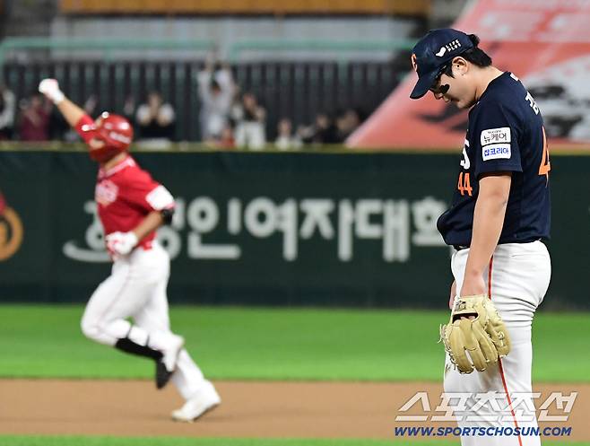 1일 인천 SSG랜더스필드에서 열린 KBO리그 SSG와 한화의 경기. 9회말 SSG 이율예가 끝내기 투런홈런을 날렸다. 고개를 떨구고 있는 한화 마무리 김서현. 인천=송정헌 기자songs@sportschosun.com/2025.10.01/