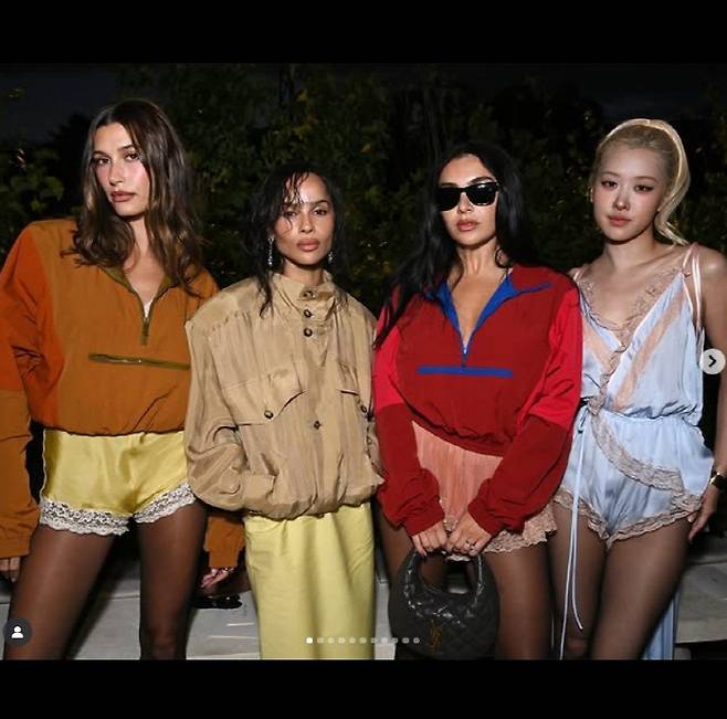 현장에서 다른 매체에서 찍은 같은 사진