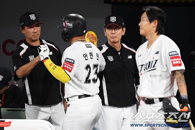 23일 수원KT위즈파크에서 열린 KBO리그 KT 위즈와 키움 히어로즈의 경기. KT 이강철 감독이 득점한 안현민을 반기고 있다. 수원=박재만 기자 pjm@sportschosun.com/2025.09.23/