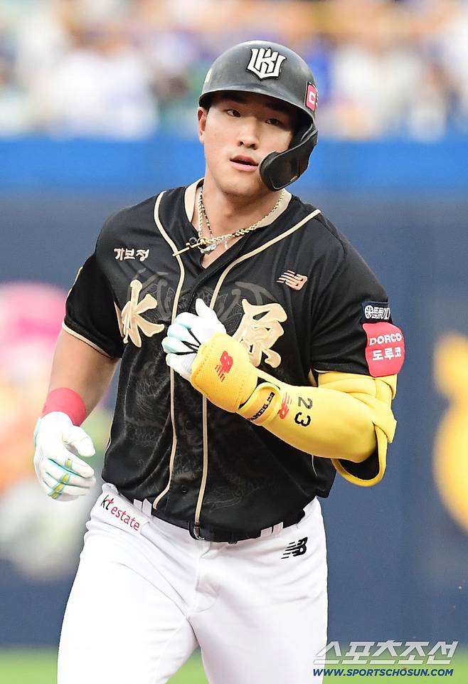 14일 대구 삼성라이온즈파크에서 열린 삼성과 KT의 경기. 3회초 KT 안현민이 삼성 이승현을 상대로 솔로홈런을 날렸다. 그라운드를 돌고 있는 안현민. 대구=송정헌 기자songs@sportschosun.com/2025.09.14/