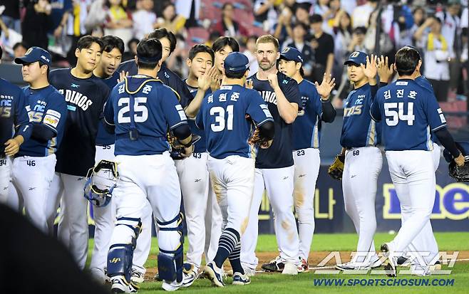 1일 잠실구장에서 열린 LG 트윈스와 NC 다이노스의 경기. 승리한 NC 선수들이 기뻐하고 있다. 잠실=박재만 기자 pjm@sportschosun.com/2025.10.01/