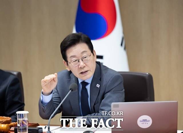 이재명 대통령이 2일 서울 용산 대통령실에서 열린 수석보좌관회의에서 중국인 단체관광객 무비자 입국과 관련해 "특정 국가와 국민을 겨냥한 허무맹랑한 괴담·혐오 발언들이 무차별적으로 유포되고 있다"고 지적했다. /대통령실