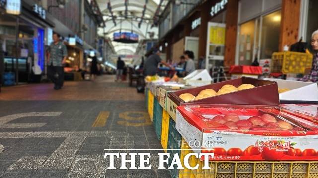 추석 연휴를 앞둔 지난 1일 오후 3시께 서울 영등포구 영등포1956 전통시장. /강주영 기자