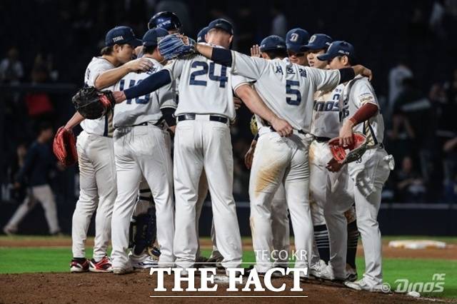 NC 다이노스가 2025시즌 엄청난 집중력과 투혼으로 와일드카드 티켓을 따냈다. 선수들이 마운드에 모여 필승을 다짐하고 있다. /NC 다이노스