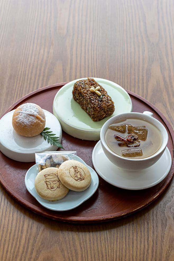 드립 커피와 전통 차, 현대적으로 재해석한 한식 디저트 등을 맛볼 수 있는 '사유공간 찻집'. '반가사유상'(맨 아래)이 찍힌 찹쌀구움과자가 인기다. / 이신영 영상미디어 기자