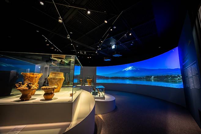 추석 연휴에 후지산을 만나는 가장 빠른 방법은 국립청주박물관을 찾는 것이다. 국립청주박물관에서 여는 '후지산에 오르다, 야마나시'전(~12월 28일)에선 후지산의 사계를 담은 영상을 비롯해 일본의 중요문화재로 지정된 조몬(繩紋) 토기 13점과 '야마나시현립박물관' 소장 유물이 관람객과 만난다. / 이건송 영상미디어 기자
