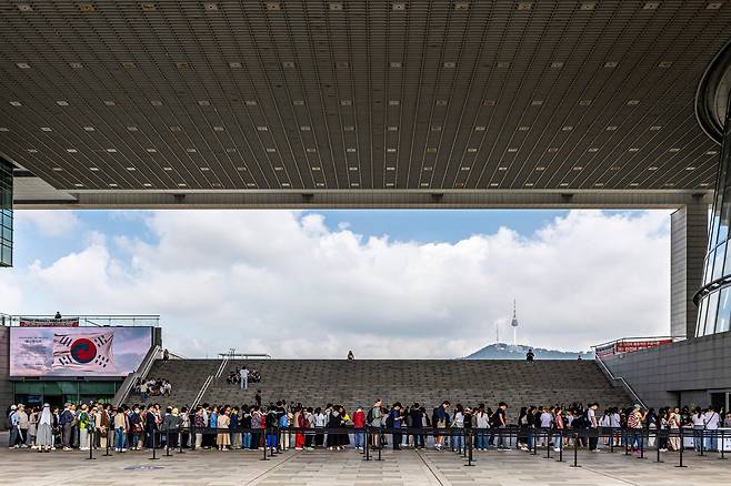 멀리 남산을 차경(借景)해 한 폭의 거대한 산수화를 품은 듯한 우리나라 대표 박물관인 '국립중앙박물관'. 안 그래도 핫한 박물관은 ‘케데헌’ 열풍이 더해져 평일에도 많은 관람객이 찾고 있다. 국립중앙박물관 관계자는 "이번 추석 연휴에 관람객 폭증이 예상된다"고 했다. / 이신영 영상미디어 기자