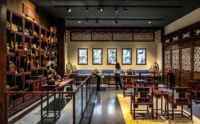 국립중앙박물관 3층에 있는 '중국관'은 중국 청나라 말(18~19세기) 학자의 서재와 내실 분위기를 재현해 놓았다. / 이신영 영상미디어 기자