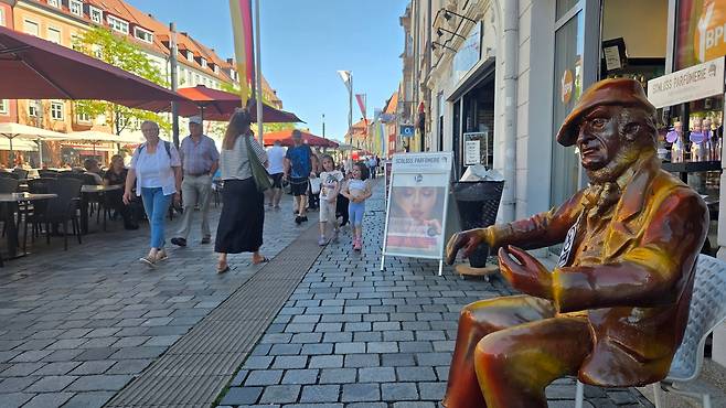 바이로이트 시내에선 바그너 조각상을 곳곳에서 만날 수있다. 가게 앞에 앉아 행인을 지켜보는 바그너 조각./김기철 제공