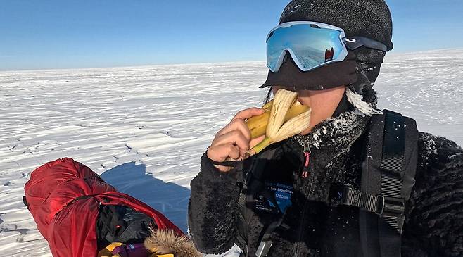 비행기에 싣고 챙겨온 바나나를 저녁때까지 썰매에 싣고 갔다가는 냉동 바나나가 될 것 같았다. 이게 마지막 신선 식품이라는 생각을 하니 목구멍으로 넘기는 게 아깝다. /김영미 제공
