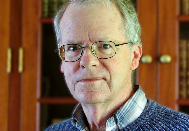 '치매에 걸린 뇌과학자'의 저자 대니얼 깁스 박사. 30년간 진료실과 연구실에서 신경과 임상 연구에 헌신했고, 경도인지장애를 앓는 와중에 이토록 섬세하고 아름다운 책을 써냈다.