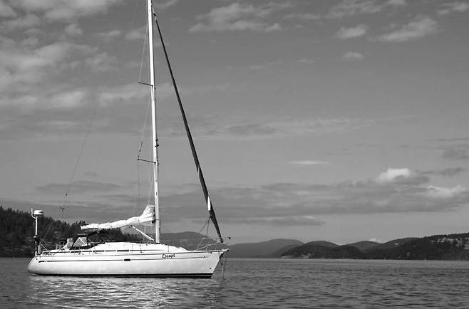 깁스 박사가 친구와 함께 임대해서 여름 항해를 즐기는 바바리아 86 범선 ‘이스케이프 호’.