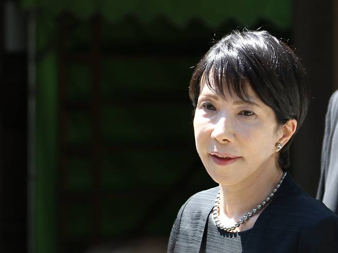 지난 8월 15일 도쿄 야스쿠니신사를 참배한 집권 자민당 다카이치 사나에 의원이 취재진 질문에 답하고 있다. 야스쿠니신사에는 태평양전쟁 A급 전범이 합사돼 있다./연합뉴스