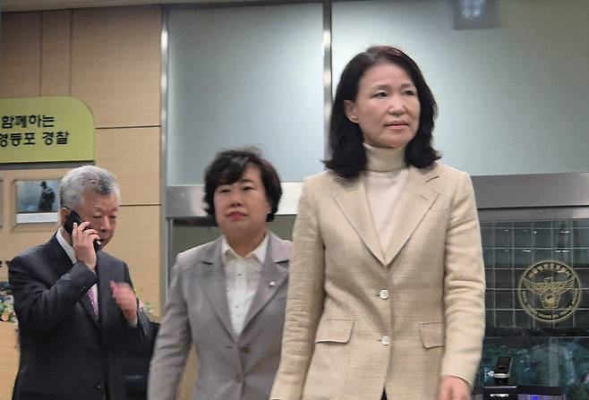 이진숙 전 방송통신위원장이 4일 오후 서울 영등포경찰서에서 석방돼 귀가하고 있다./뉴스1