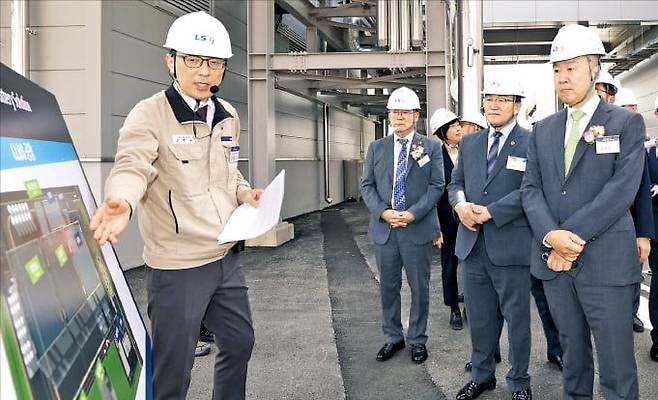 구자은(오른쪽) LS그룹 회장이 10월 30일 전북 군산 새만금산단에 준공된 'LS-엘앤에프 배터리솔루션 공장'에서 김한길 LLBS 생산부문장의 브리핑을 듣고 있다. ⓒLS그룹