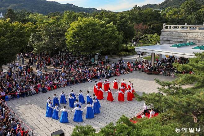 5일 서울 종로구 국립민속박물관 본관 앞마당에서는 시민들도 함께 강강술래에 참여해볼 수 있다. 국립민속박물관 제공.