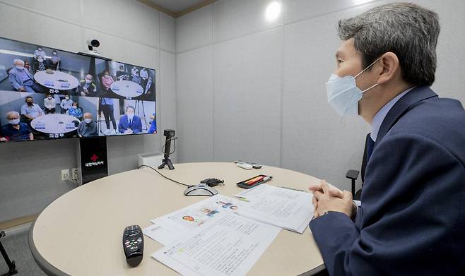 이인영 통일부 장관이 서울 중구 대한적십자사 서울사무소에서 열린 화상 상봉장 시연행사에서 전주·홍성·의정부에 거주하고 있는 이산가족들과 면담하고 있다.    통일부는 지난 8월 기존 이산가족 화상상봉장 13곳에 더해 의정부, 강릉·원주, 청주, 홍성,안동, 전주 등 7곳의 화상 상봉장을 추가로 설치했다. 2021년 9월 16일 동아일보.