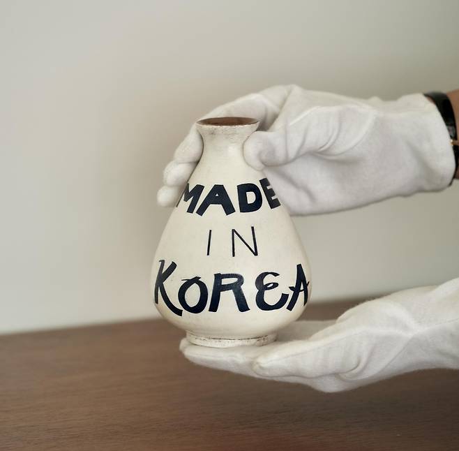 사라지던 빗자루·소쿠리가 미국에서 ‘작품’으로 부활했다. 사진은 ‘Made in Korea(한국에서 만들어짐)’가 적혀있는 연호정 작가의 ‘분청 소주병·화병’. 갤러리 코엔 제공