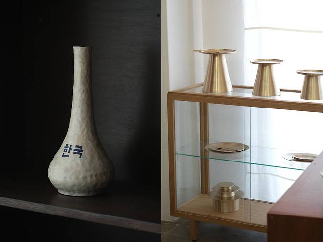 (왼쪽) 한국이 쓰여진 연호정 작가의 화병. (오른쪽) 이지호 작가의 방짜 유기 그릇. 갤러리 코엔 제공
