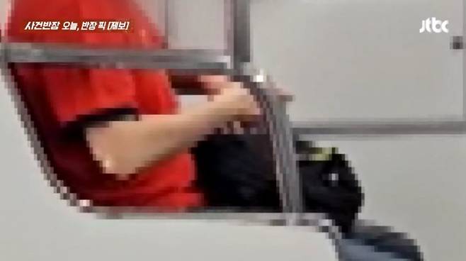 [서울=뉴시스] 지난달 28일 오전 서울 지하철 7호선에서 한 여성이 손톱을 깎고 뒤처리 없이 하차하는 장면이 포착됐다. (사진=JTBC '사건반장') *재판매 및 DB 금지 /사진=뉴시스
