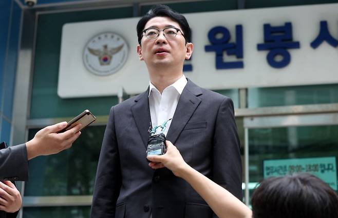 주진우 국민의힘 의원이 지난 9월 8일 오전 서울 종로구 서울경찰청 민원실 앞에서 '조국혁신당 당직자(성명불상) 및 최강욱 민주연구원장' 등에 대해 성폭력방지법 위반 등으로 고발한 후 발언을 하고 있다. /사진=뉴시스