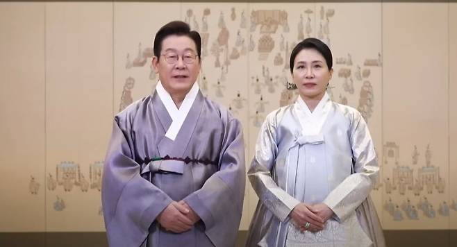 이재명 대통령 부부가 4일 추석 인사 영상을 공개했다. 케이(K)티브이 국민방송 유튜브 갈무리