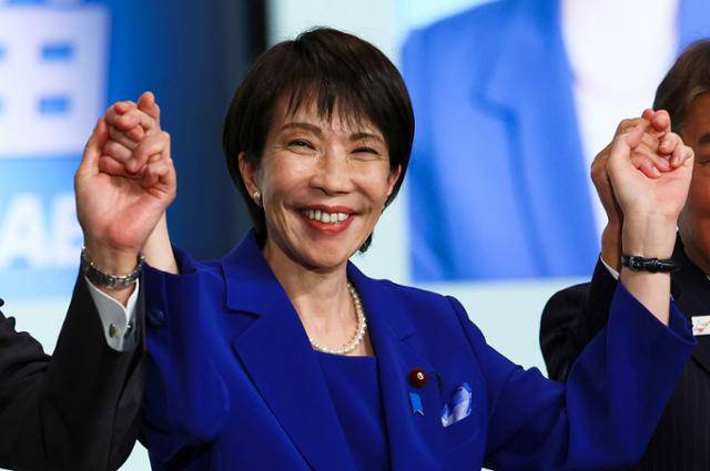 다카이치 사나에 전 경제안보담당장관이 4일 도쿄 당사에서 실히된 일본 집권 자민당 총재 선거에서 총재에 당선되자 활짝 웃고 있다. 도쿄=AP 연합뉴스