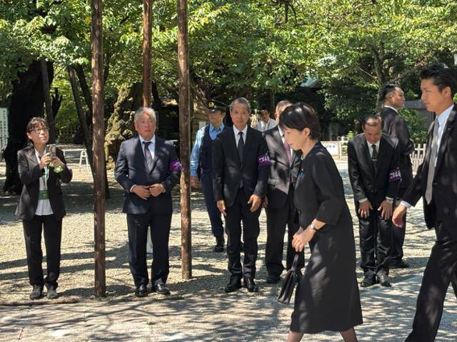 다카이치 사나에 전 일본 경제안보담당장관이 패전일인 지난달 15일 도쿄 야스쿠니신사에 참배하려 이동하고 있다. 다카이치 전 장관은 4일 집권 자민당 총재 선거에서 총재직에 올랐다. 도쿄=류호 특파원