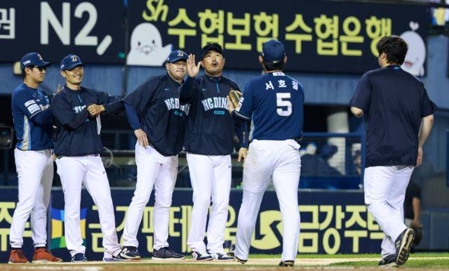 1일 서울 송파구 잠실야구장에서 열린 2025 KBO 리그 NC 다이노스와 LG 트윈스의 경기, 7-3으로 승리한 NC 이호준 감독이 선수들을 격려하고 있다. 뉴시스