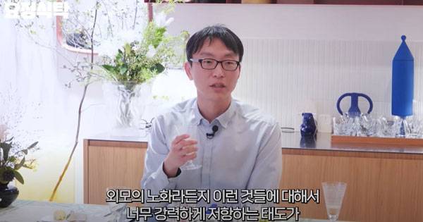 ‘저속노화’ 열풍을 불러온 전 서울아산병원 노년내과 정희원 교수가 동안에만 집착하는 것이 오히려 수명을 줄일 수 있다고 지적했다./사진=유튜브 채널 ‘요정재형’
