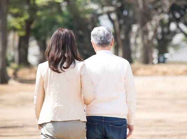 역방향 걷기를 하면 치매를 예방하는 데 도움이 될 수 있다./사진=클립아트코리아
