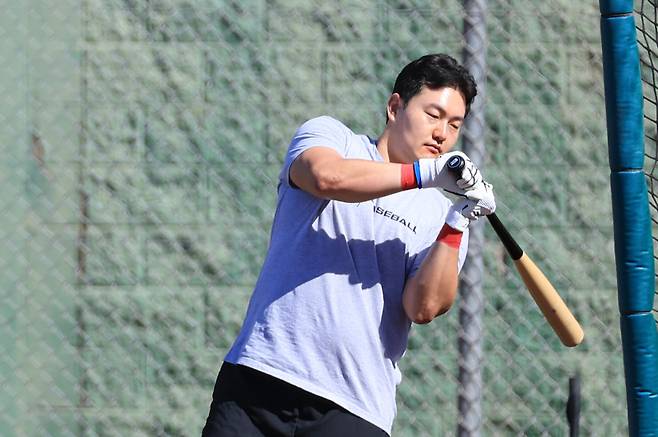 <yonhap photo-2320="">지난해 미국프로야구 메이저리그(MLB) 뉴욕 메츠에서 방출된 최지만이 18일(현지시간) LG 트윈스 스프링캠프가 열리고 있는 미국 애리조나주 스코츠데일 인디언 스쿨 공원 야구장에서 LG 선수단과 타격 훈련하며 배팅 케이지에 들어가기에 앞서 배트를 휘둘러보고 있다. 2025.2.19 nowwego@yna.co.kr/2025-02-19 07:51:12/ <저작권자 ⓒ 1980-2025 ㈜연합뉴스. 무단 전재 재배포 금지, AI 학습 및 활용 금지></yonhap>