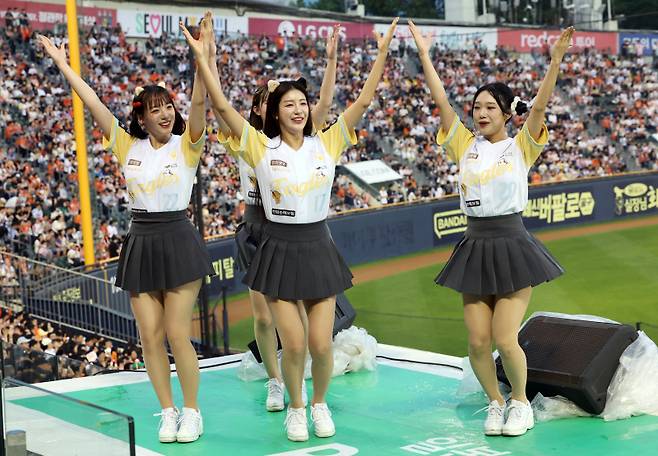 팬들로부터 큰 사랑을 받는 한화 치어리더. 정시종 기자