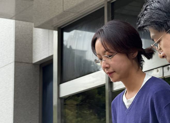 <yonhap photo-2943=""> 법원 나오는 황정음 (제주=연합뉴스) 백나용 기자 = 특정경제범죄 가중 처벌 등에 관한 법률 위반(횡령) 혐의로 기소된 배우 황정음이 25일 집행유예를 선고 받고 제주지방법원을 나오면서 취재진 질문을 받고 있다. /2025-09-25 10:50:29/ <저작권자 ⓒ 1980-2025 ㈜연합뉴스. 무단 전재 재배포 금지, AI 학습 및 활용 금지></yonhap>