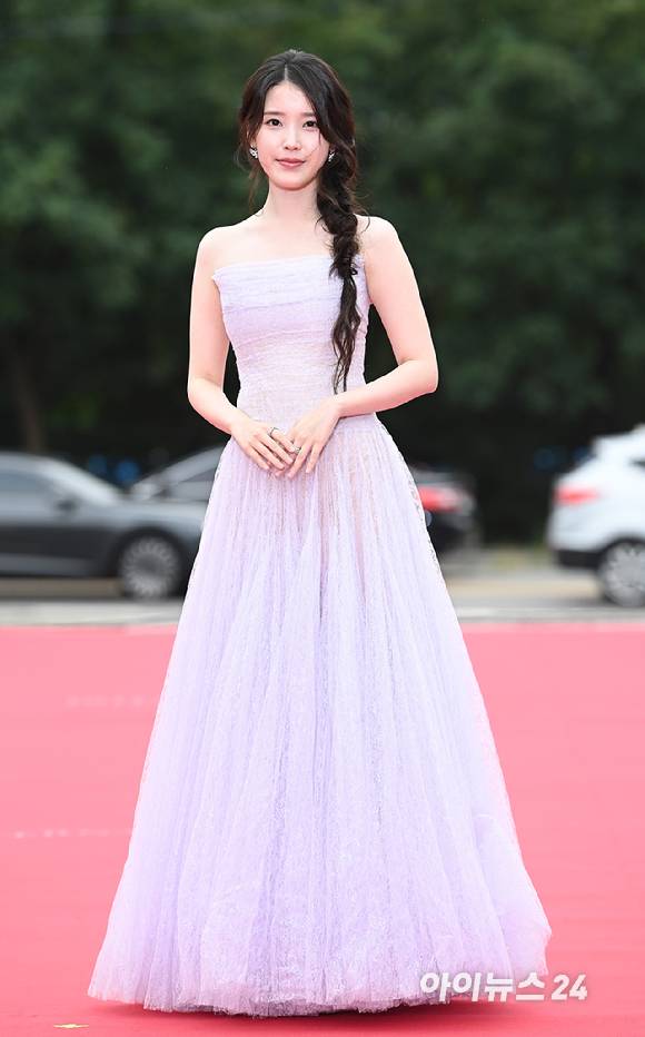 배우 아이유가 2일 오후 서울 여의도 KBS홀에서 열린 '서울드라마어워즈 2025' 레드카펫 행사에 참석하고 있다. [사진=곽영래 기자]