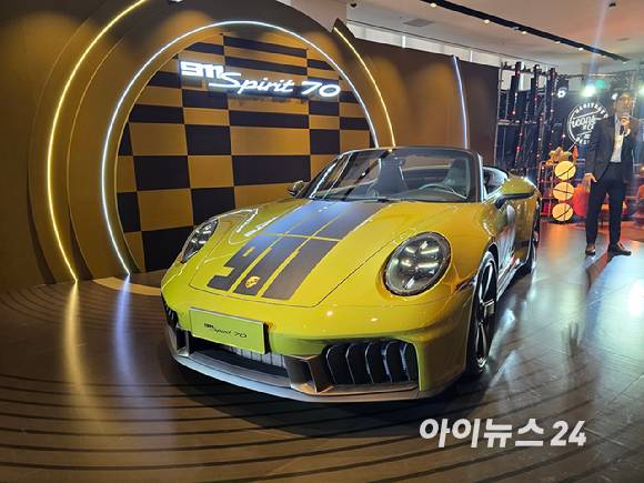 포르쉐 '911 카레라 GTS 카브리올레'의 하이브리드 시스템을 기반으로 제작된 '신형 911 스피릿 70'. [사진=김종성 기자]