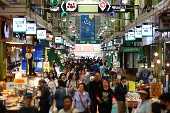 추석 연휴를 앞둔 1일 서울 마포구 망원시장이 이용객들로 북적이고 있다. [사진=연합뉴스]