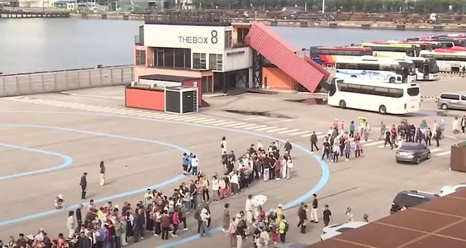 무비자 입국하는 중국인 단체 관광객