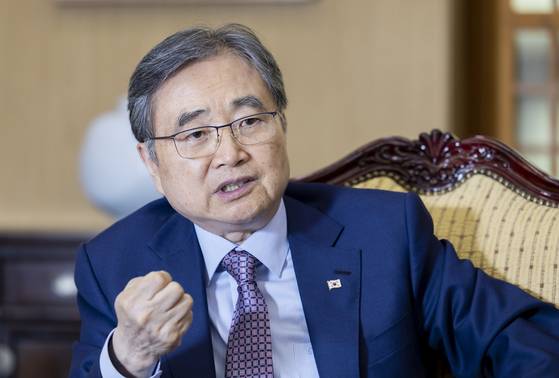 조현 외교부 장관이 지난 1일 서울 외교부 청사에서 진행된 중앙SUNDAY와 인터뷰에서 한·미 현안 등에 대한 입장을 밝히고 있다. 김상선 기자