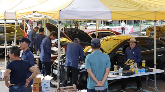 지난달 14일 서울 서대문구 홍제폭포광장에서 서울시자동차전문정비사업조합 서대문지회 정비사들이 추석맞이 차량 무상점검을 하고 있다. 연합뉴스