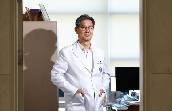 권준수(서울대학교 의과대 명예교수) 한양대 의과대학 정신과학교실 석좌교수는 27년 이상 강박장애 환자를 진료했다. 그는 강박에 대한 오해와 편견을 극복하고 환자들에게 도움을 주고자 『나는 왜 나를 피곤하게 하는가』(올림)를 펴내기도 했다. 김종호 기자