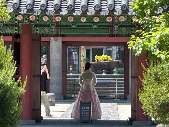 제주목 관아를 찾은 중화권 관광객들이 한복을 입고 사진을 찍고 있다. 최충일 기자