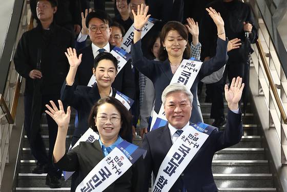 조국혁신당 서왕진 원내대표를 포함한 의원들이 2일 서울 용산구 용산역에서 귀성길에 오르는 시민들에게 명절 인사를 하고 있다. 연합뉴스