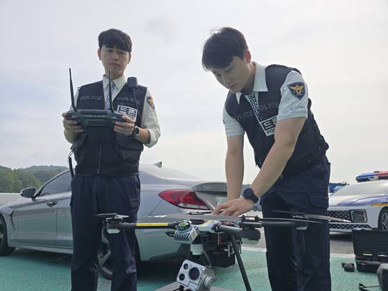 2일 오전 경부고속도로 서울방향 안성휴게소 헬기장에서 경기남부경찰청 고속도로순찰대 암행순찰팀이 경찰 드론을 점검하고 있다. 손성배 기자