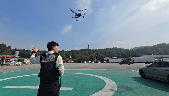 2일 오전 경부고속도로 서울방향 안성휴게소 헬기장에서 경기남부경찰청 고속도로순찰대 암행순찰팀이 단속 드론을 점검하고 있다. 손성배 기자