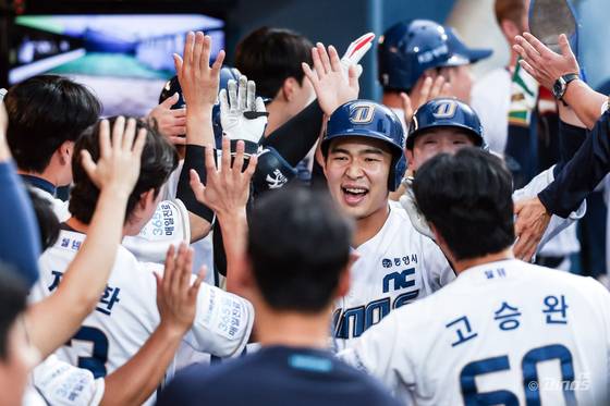 4일 창원NC파크에서 열린 프로야구 2025 신한 SOL 뱅크 KBO리그 SSG 랜더스와 NC 다이노스 경기. 2회 말 무사 1·3루 상황 홈런을 친 NC 8번 김휘집이 더그아웃에서 동료에게 축하받고 있다. 연합뉴스