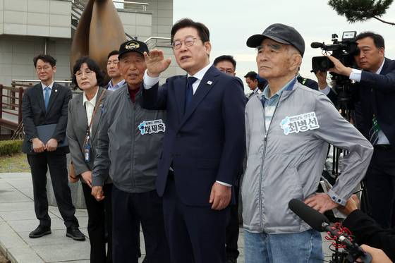 이재명 대통령이 추석 연휴 첫날인 3일 인천 강화군 강화평화전망대에서 실향민들과 북한 황해북도 개풍군 일대를 바라보며 이야기를 나누고 있다. 이 대통령은 이날 “하루빨리 남북 관계를 개선해 여러분이 헤어진 가족과 만나 대화를 나눌 수 있는 날을 최대한 앞당기겠다”고 말했다. [연합뉴스]