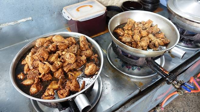 옹치기를 만들기 위해 미리 삶아둔 닭고기. 대단한 맛은 아니어도, 닭요리는 늘, 옳다.