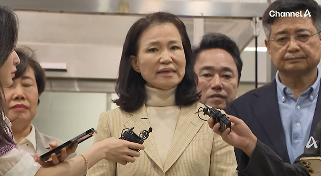 이진숙 전 방송통신위원장이 4일 오후 경찰서에서 석방되며 소감을 밝히고 있다. /채널A 유튜브